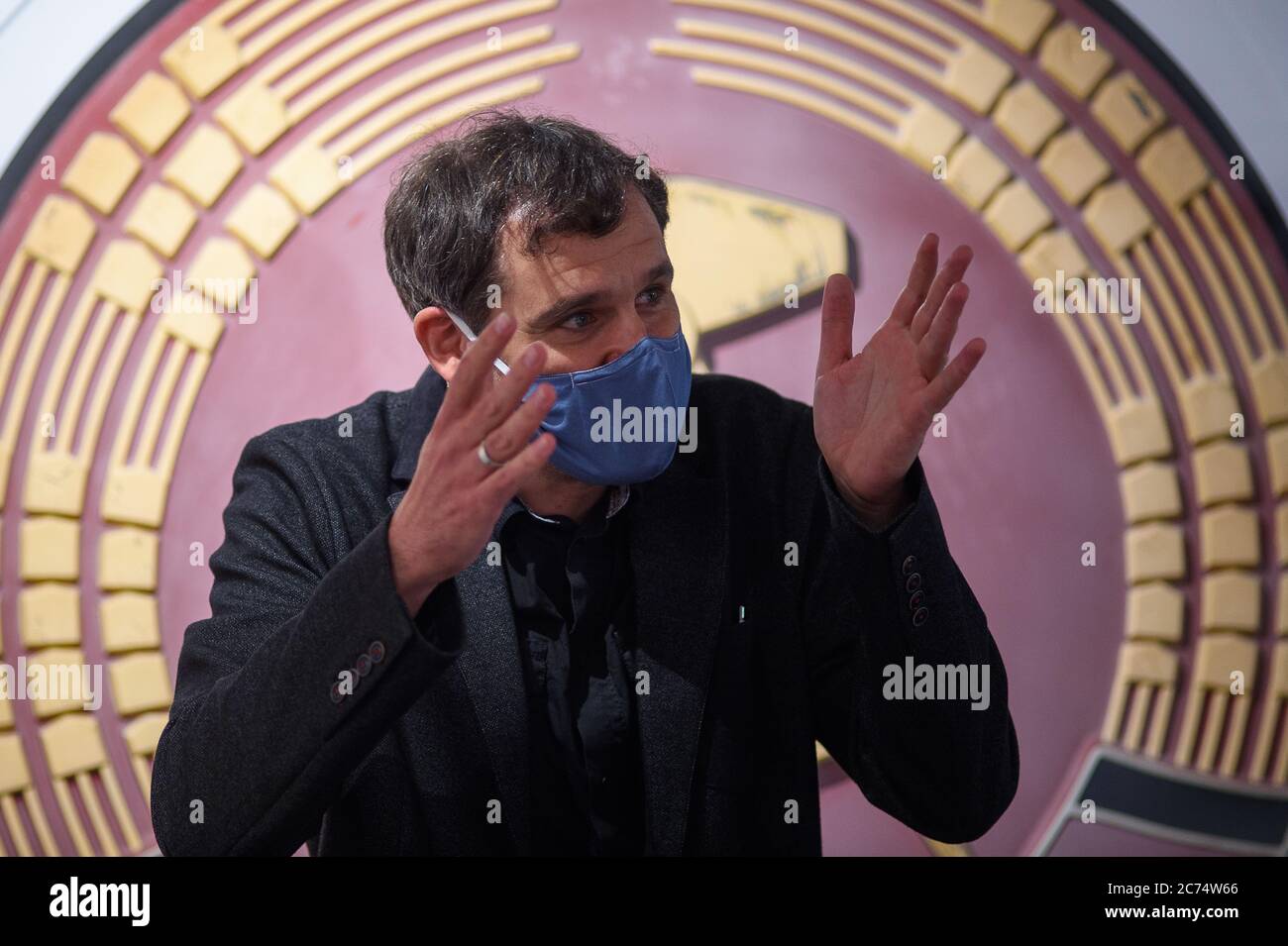 Marienborn, Deutschland. Juli 2020. Sven Sachenbacher, kommissarischer Direktor der Gedenkstätte Marienborn Deutsche Division, führt die Besucher durch die neue Dauerausstellung "Grenzübergang DDR Marienborn. Szene des Ost-West-Konflikts im geteilten Deutschland". Die Ausstellung beginnt am 17.07.2020. Quelle: Klaus-Dietmar Gabbert/dpa-Zentralbild/ZB/dpa/Alamy Live News Stockfoto