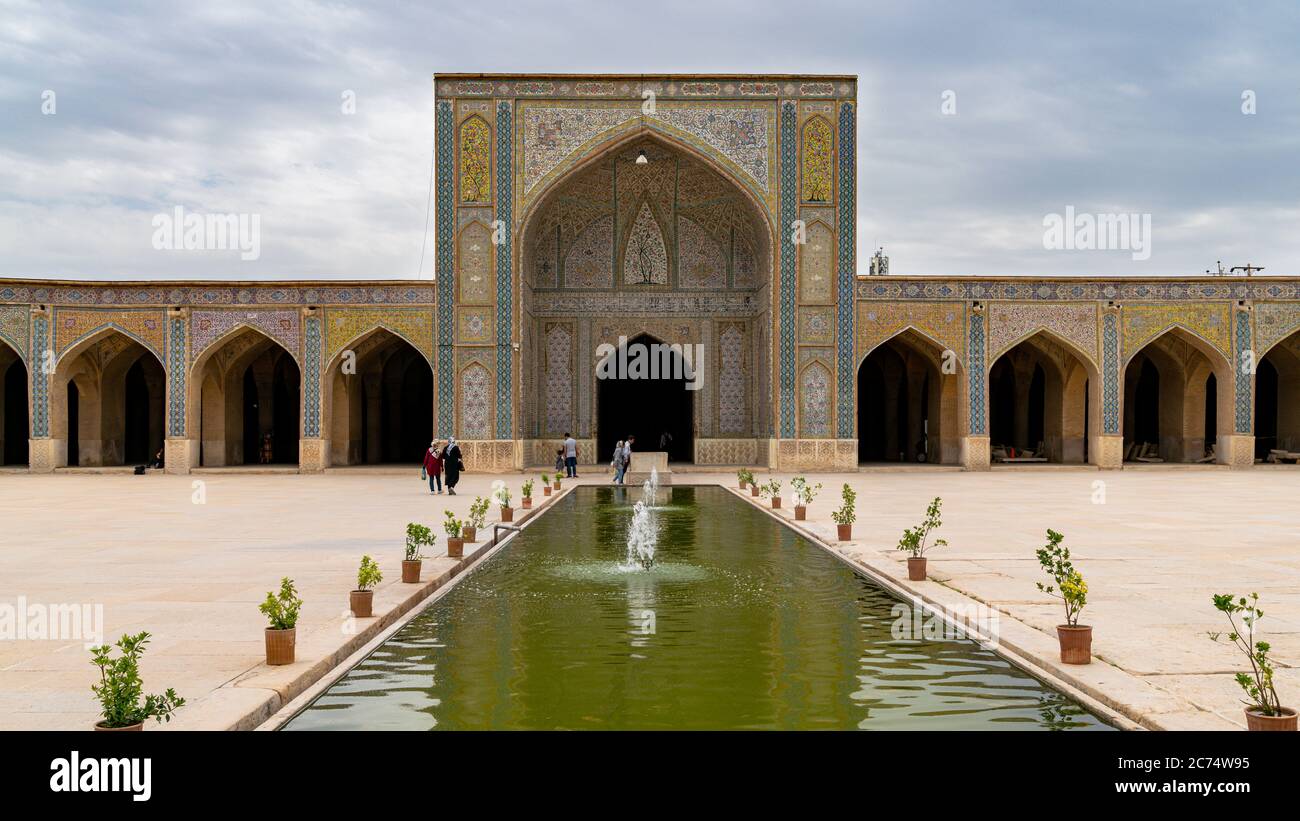 Shiraz, Iran - Mai 2019: Innenhof der Vakil Moschee, Shabestan mit Pool. Vakil bedeutet Regent, Titel von Karim Khan, Gründer der Zand-Dynastie. Stockfoto