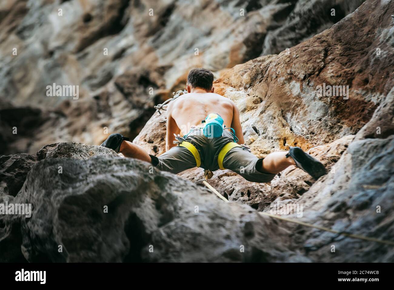 Bergsteiger Training auf Kletterroute Stockfoto