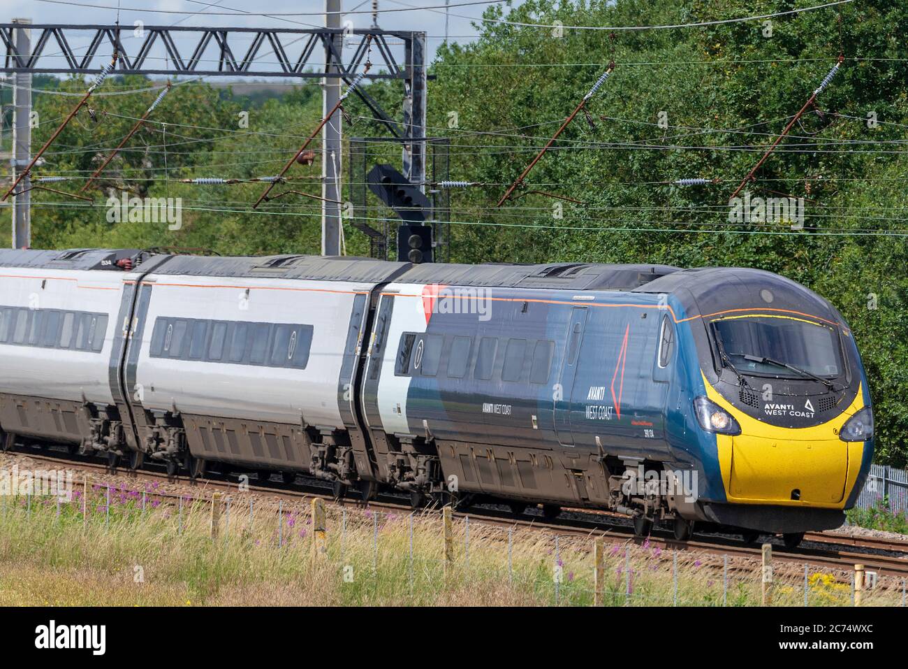 Avanti West Coast Zug in Winwick auf der West Coast Main Line. Pendolino Kippzug. Stockfoto