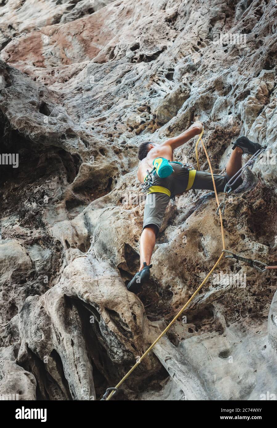Junger Mann Läuterkletterer Ausbildung auf der Felswand in Thailand, Krabi. Stockfoto