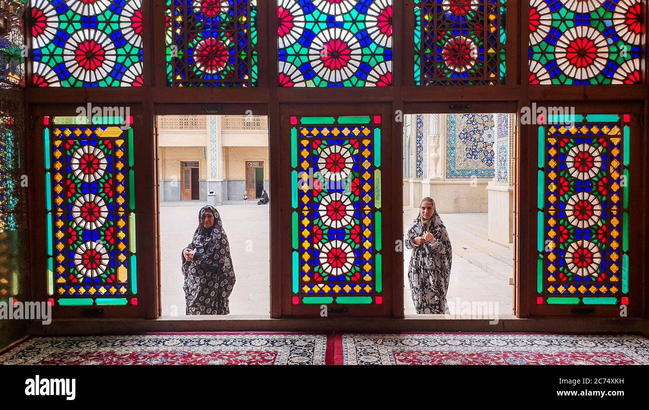 Shiraz, Iran - Mai 2019: Islamische Architektur des Schah-e-Cheragh Schreins und Mausoleums, Shiraz, Iran . Stockfoto