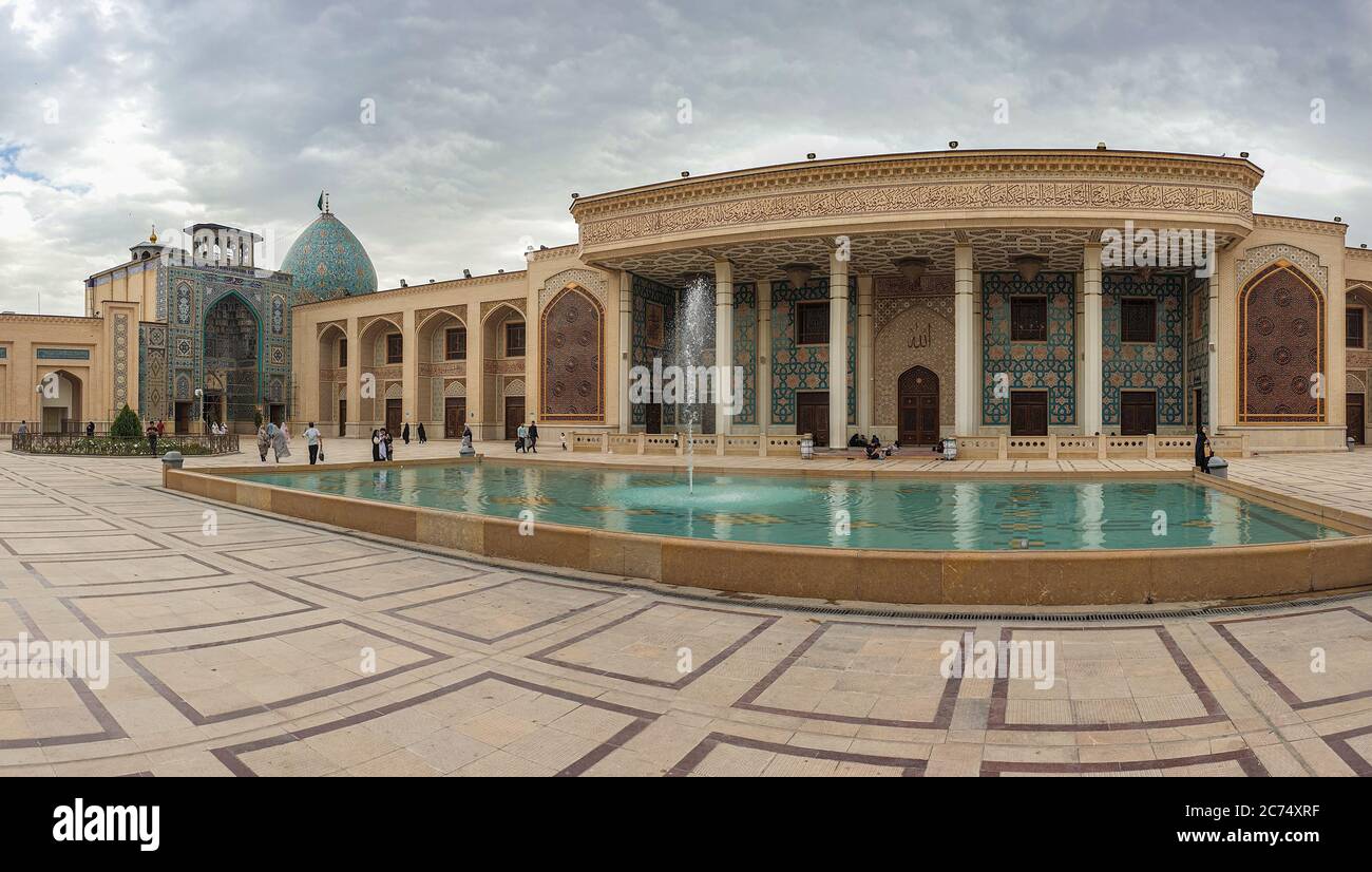 Shiraz, Iran - Mai 2019: Islamische Architektur des Schah-e-Cheragh Schreins und Mausoleums, Shiraz, Iran . Stockfoto