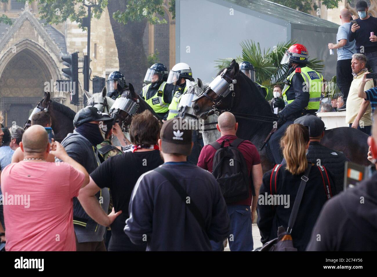 Protestierende des rechten Flügels und die Allianz der Demokratischen Fußballjungs (DFLA) verteidigen Churcihills und andere Statuen, die ‘Black Lives Matter' auf dem Parliament Square, London stürzen wollen.Featuring: Atmosphere wo: London, United Kingdom Wann: 13 Jun 2020 Credit: Mario Mitsis/WENN Stockfoto