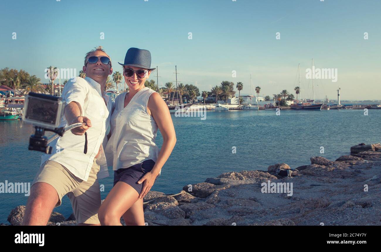 Lustige Paare nehmen Urlaub Selfie auf der Meeresbucht Stockfoto