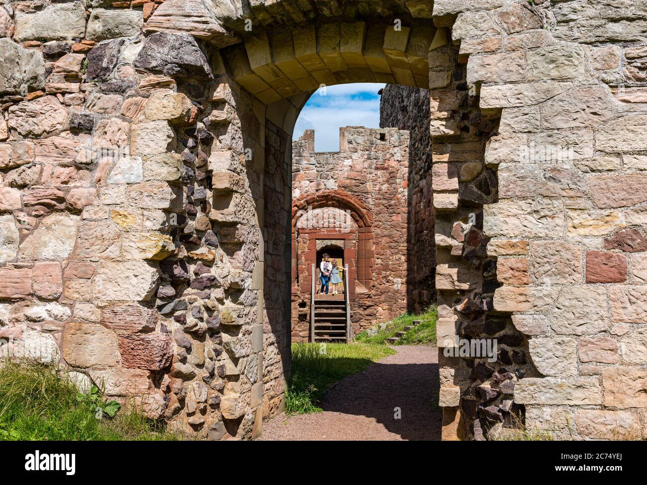 Hailes Castle, East Lothian, Schottland, Großbritannien, 14. Juli 2020. Historisches Umfeld Schottland kündigt Neueröffnungen an: Ab morgen werden über 200 unbemannte Grundstücke wieder eröffnet, Edinburgh, Urquhart & Stirling Castles werden am 1. August wiedereröffnet. Weitere 23 Häuser werden im August und September zu noch nicht bekannt gegebenen Daten wieder eröffnet. Hailes Castle ist eine Burgruine, ursprünglich 14. Jahrhundert. Ein Blick durch die verfallenen Bogengänge Stockfoto