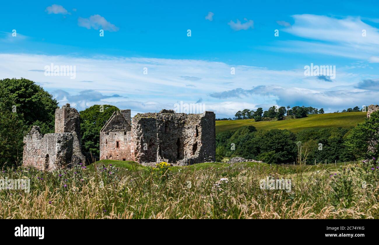 Hailes Castle, East Lothian, Schottland, Großbritannien, 14. Juli 2020. Historisches Umfeld Schottland kündigt Wiedereröffnungen an: Ab morgen werden über 200 unbemannte Grundstücke wieder eröffnet. Weitere 23 Häuser werden im August und September zu noch nicht bekannt gegebenen Daten wieder eröffnet. Hailes Castle ist eine Burgruine, ursprünglich 14. Jahrhundert Stockfoto