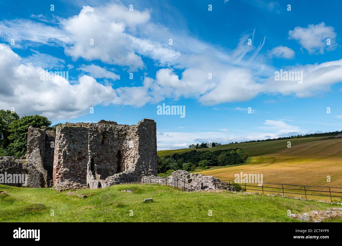 Hailes Castle, East Lothian, Schottland, Großbritannien, 14. Juli 2020. Historisches Umfeld Schottland kündigt Wiedereröffnungen an: Ab morgen werden über 200 unbemannte Grundstücke wieder eröffnet. Weitere 23 Häuser werden im August und September zu noch nicht bekannt gegebenen Daten wieder eröffnet. Hailes Castle ist eine Burgruine, ursprünglich 14. Jahrhundert Stockfoto