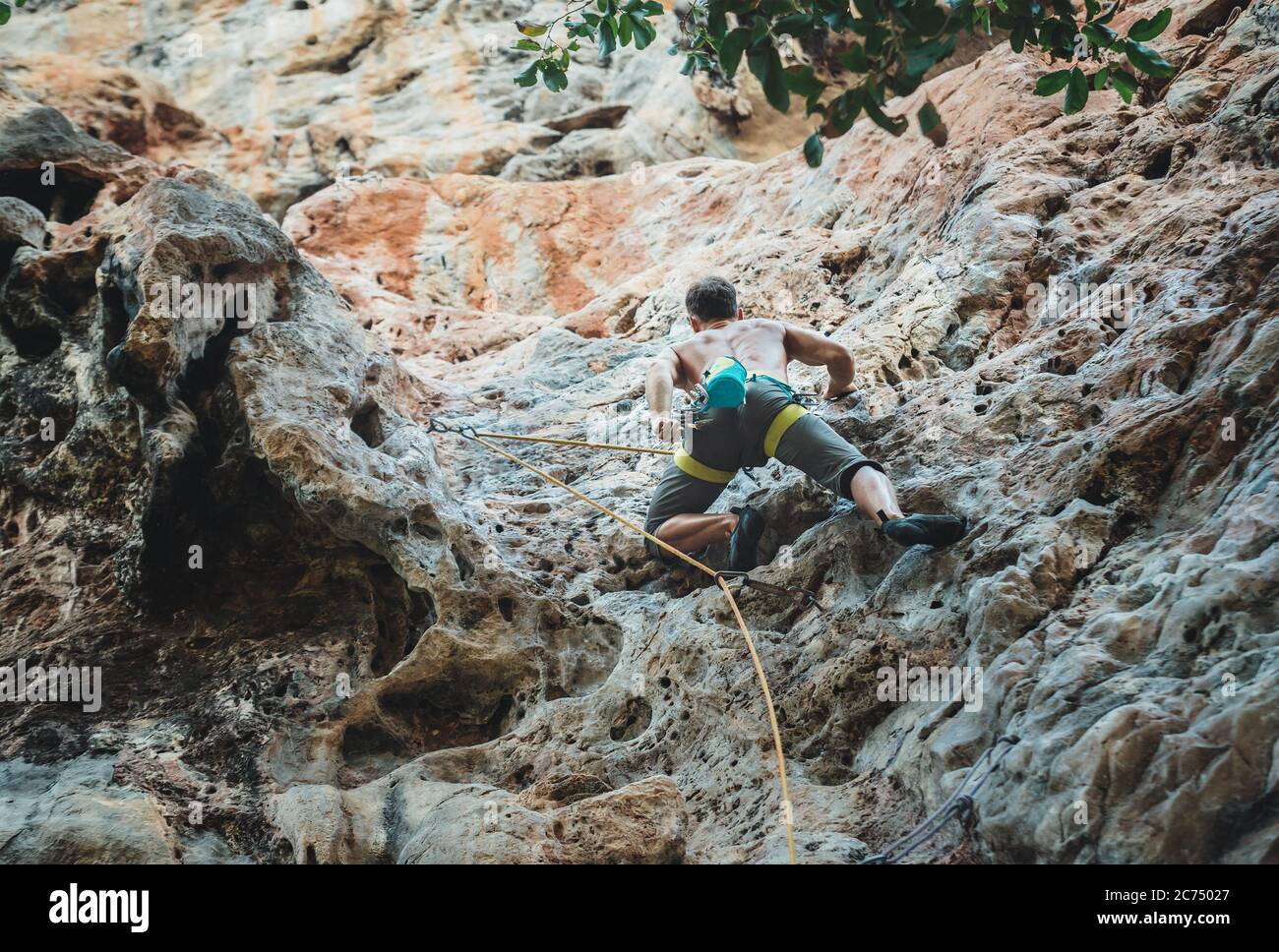 Bergsteiger Klettern auf Kletterroute mit Seil am Tonsay Strand in Krabi, Thailand. Stockfoto
