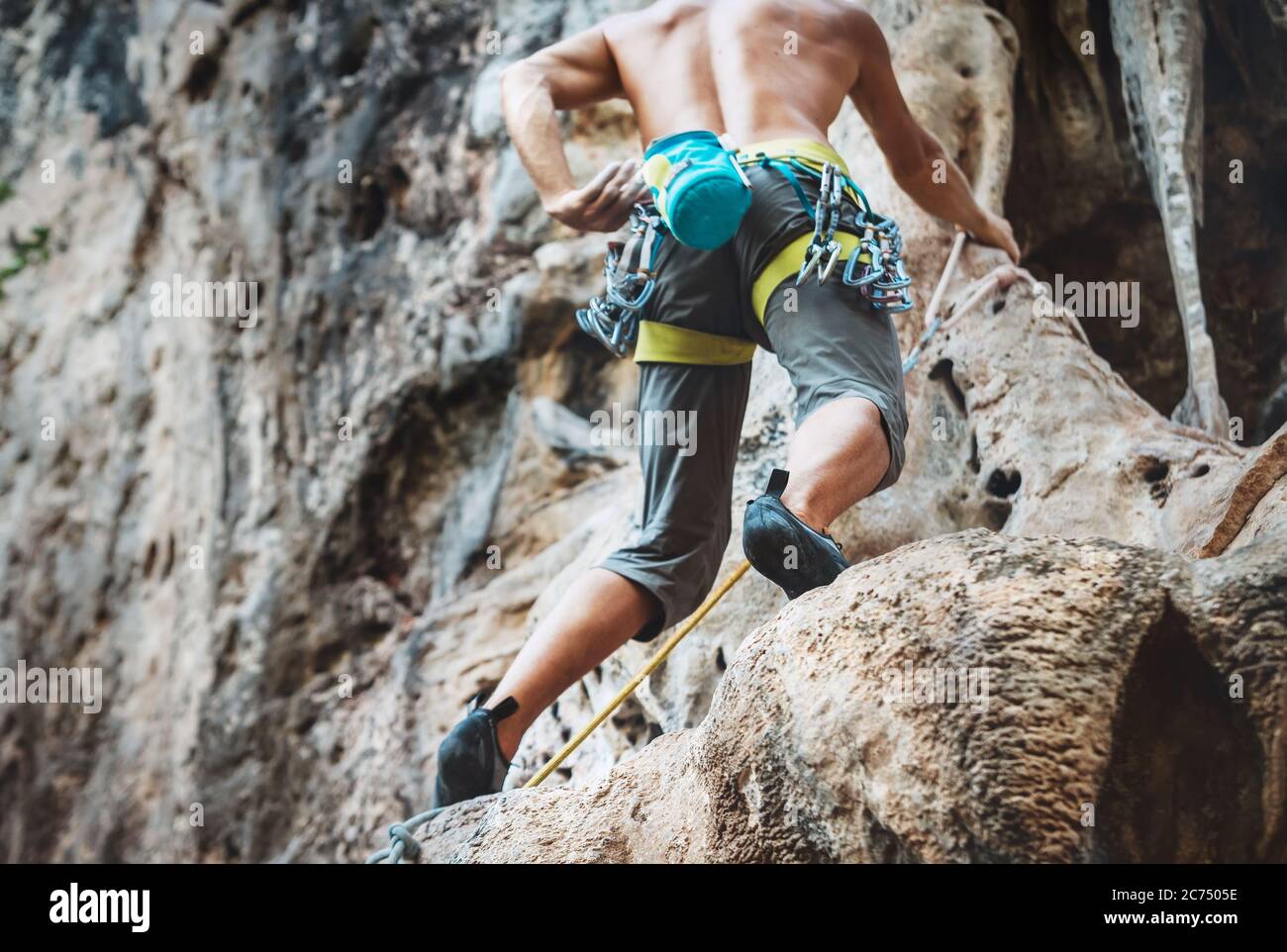 Bergsteiger auf Kletterroute am Tonsay Strand in Krabi, Thailand. Stockfoto