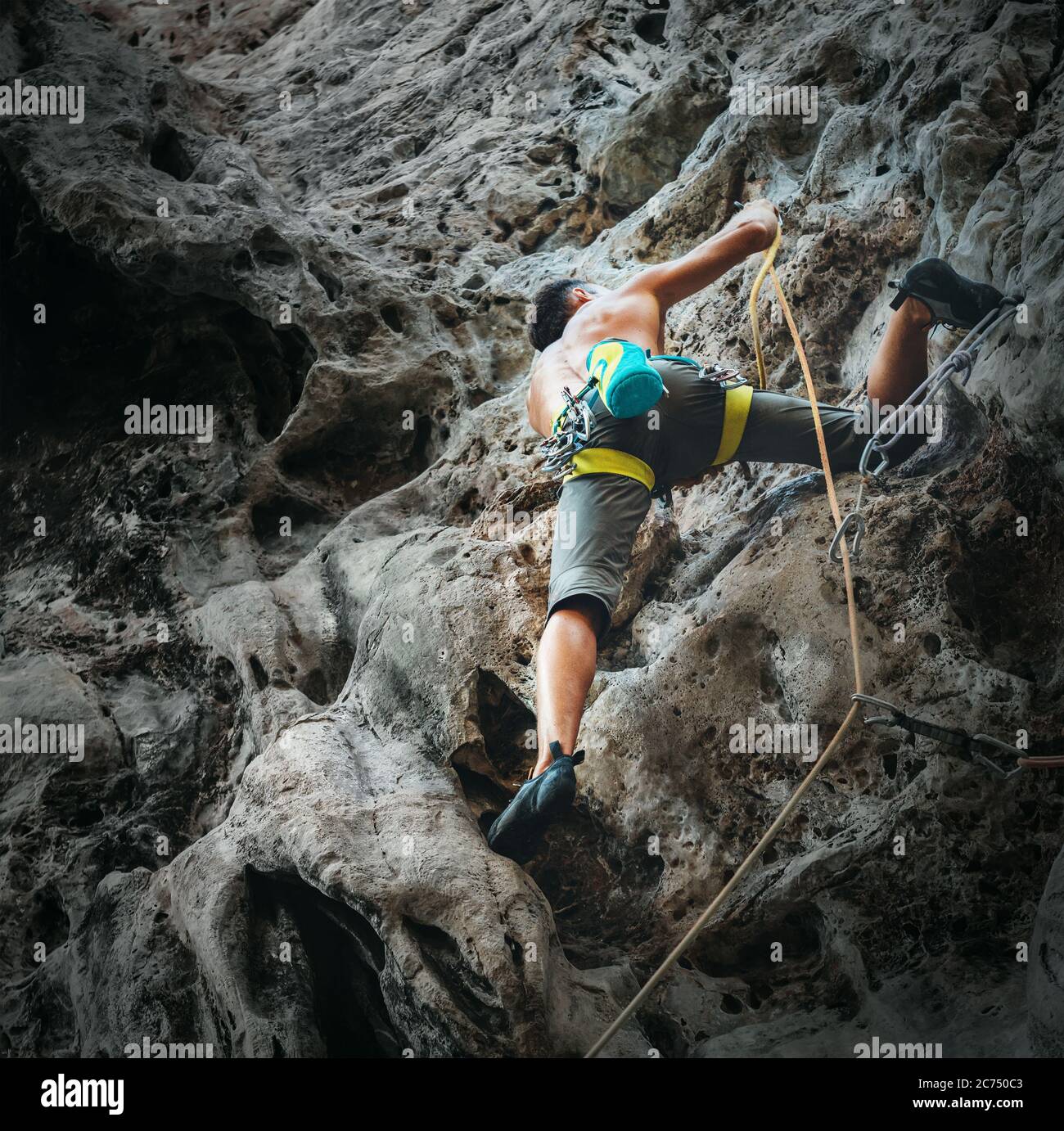 Junger Mann Bergsteiger Ausbildung auf Kletterroute Stockfoto