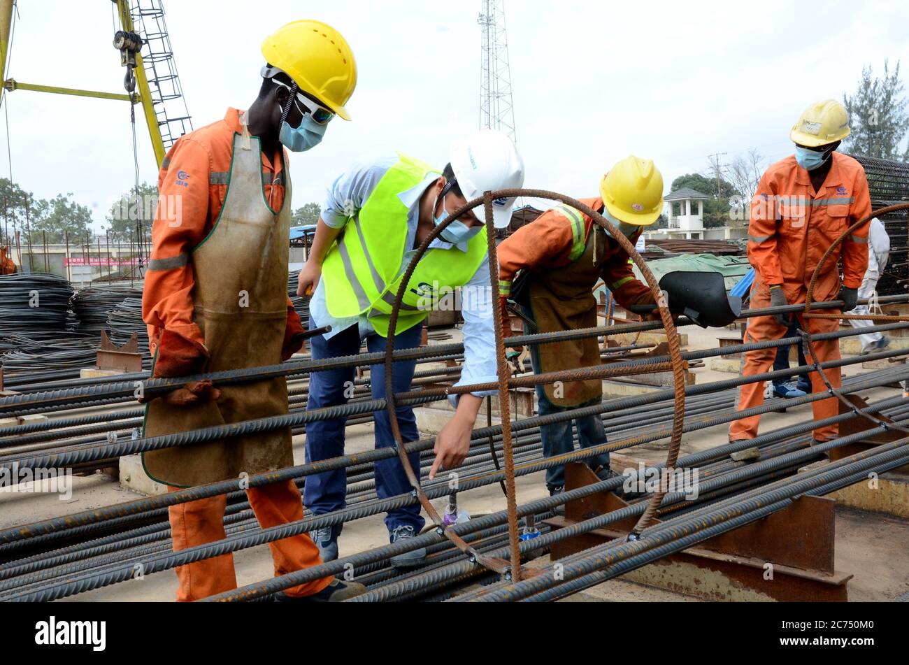 Dar Es Salaam. Juli 2020. Ein chinesischer Ingenieur und tansanische Arbeiter diskutieren über die Schweißtechniken auf der Baustelle des Projekts zur Modernisierung des Hafens dar es Salaam in dar es Salaam, Tansania, 8. Juli 2020. Große Schiffe aus der ganzen Welt werden bald im größten Hafen von dar es Salaam in Tansania ankern können, nachdem die China Harbour Engineering Company (CHEC) die Modernisierung durchgeführt hat. UM MIT "Feature: Chinesische Firma Upgrade von Tansanias größtem Hafen zur Stärkung der Umschlagkapazität" zu GEHEN Quelle: Xinhua/Alamy Live News Stockfoto