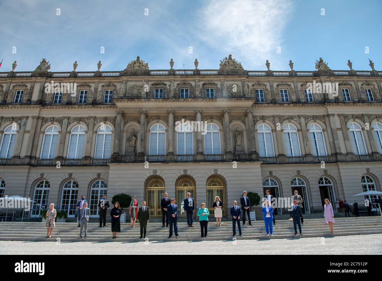 14. Juli 2020, Bayern, Herrenchiemsee: Unter der Leitung von Ministerpräsident Markus Söder (M.l, CSU) und im Beisein von Bundeskanzlerin Angela Merkel (M.r, CDU) wird das bayerische Kabinett auf der Insel Herrenchiemsee eine gemeinsame Kabinettssitzung vor dem Portal des Neuen Schlosses abhalten: Carolina Trautner (CSU, l-r), Staatsministerin für Familie, Arbeit und Soziales, Klaus Holetschek (CSU), Staatssekretär im Bayerischen Staatsministerium für Wohnen, Bau und Verkehr, Bernd Sibler (CSU), Staatsminister für Wissenschaft und Kunst, Gerhard Eck (CSU), Staatssekretär in Stockfoto