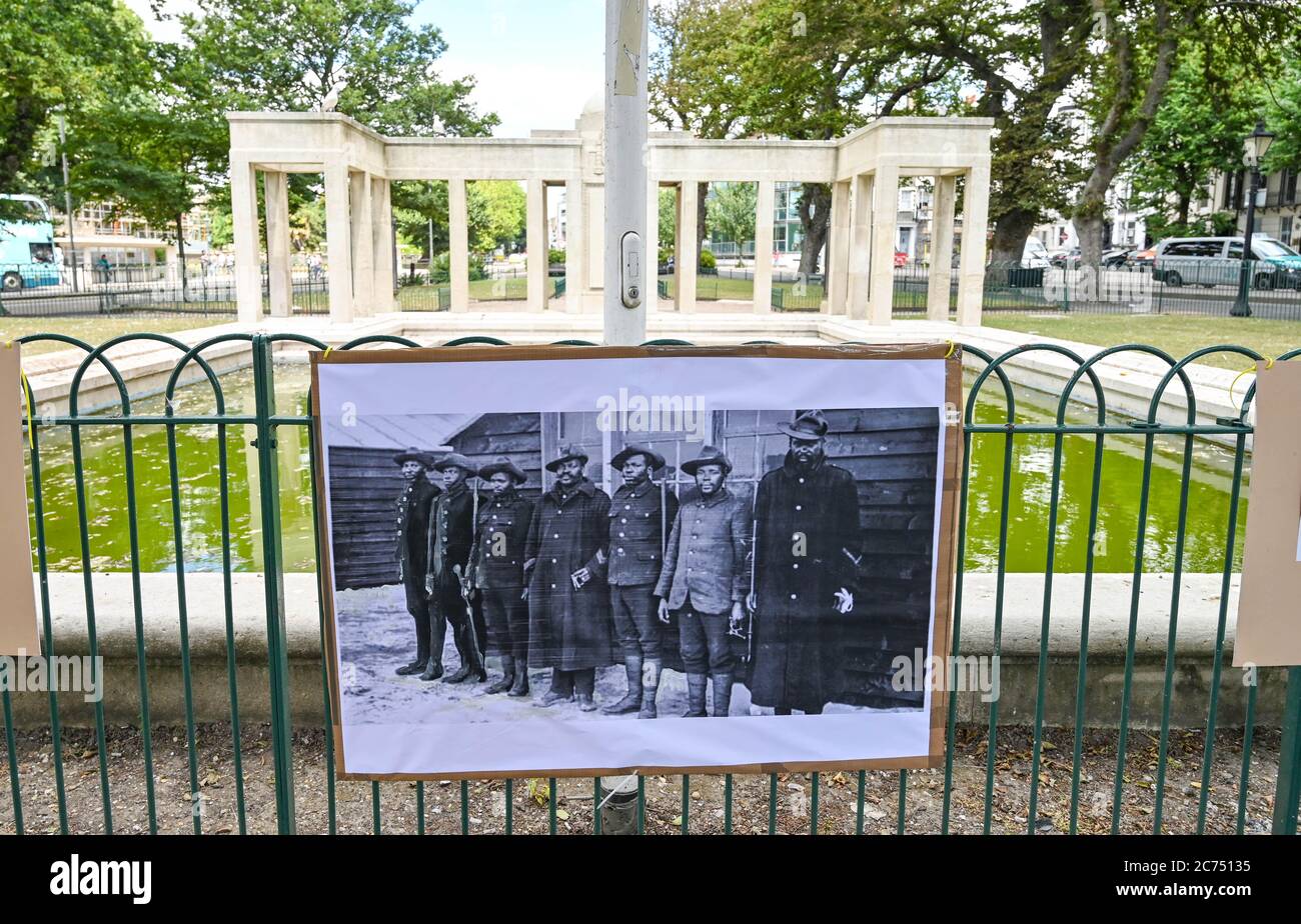 Plakate von Black Lives Matter, die nach dem protestmarsch am 11. Juli 2020 auf Geländern am Brighton war Memorial hinterlassen wurden, aufgenommen von Simon Dack Stockfoto