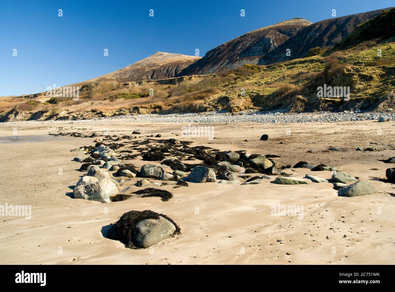 Gyrn Goch und Gyrn DDU Berge von tan y graig Strand, Trefor, Lleyn Peninsula, Gwynedd, Nordwales. Stockfoto