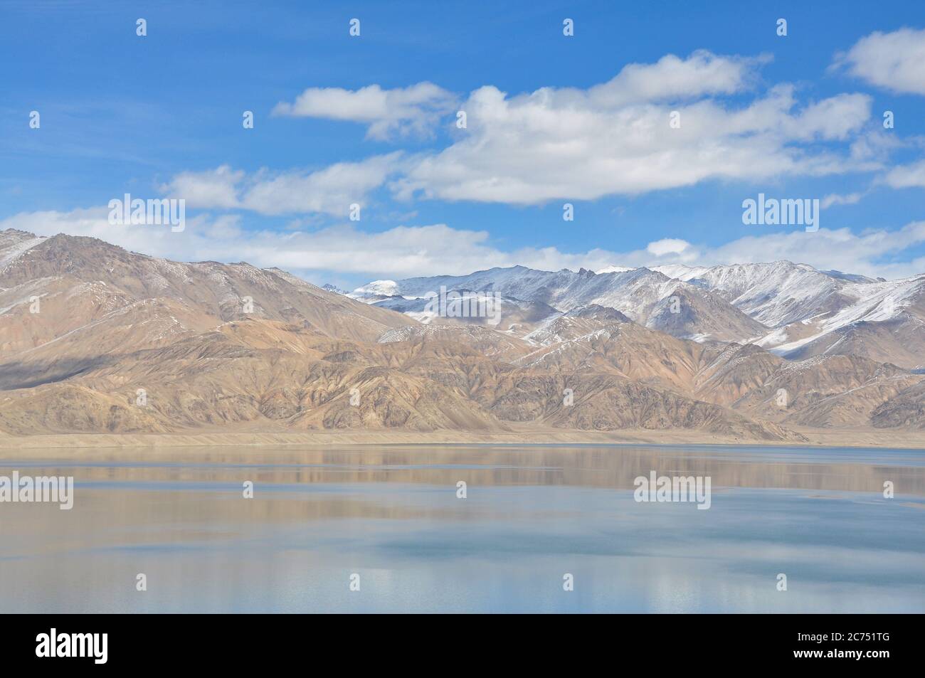Kristallklares Wasser des Sasykkul-Sees hoch im Pamir-Gebirge Tadschikistans Stockfoto