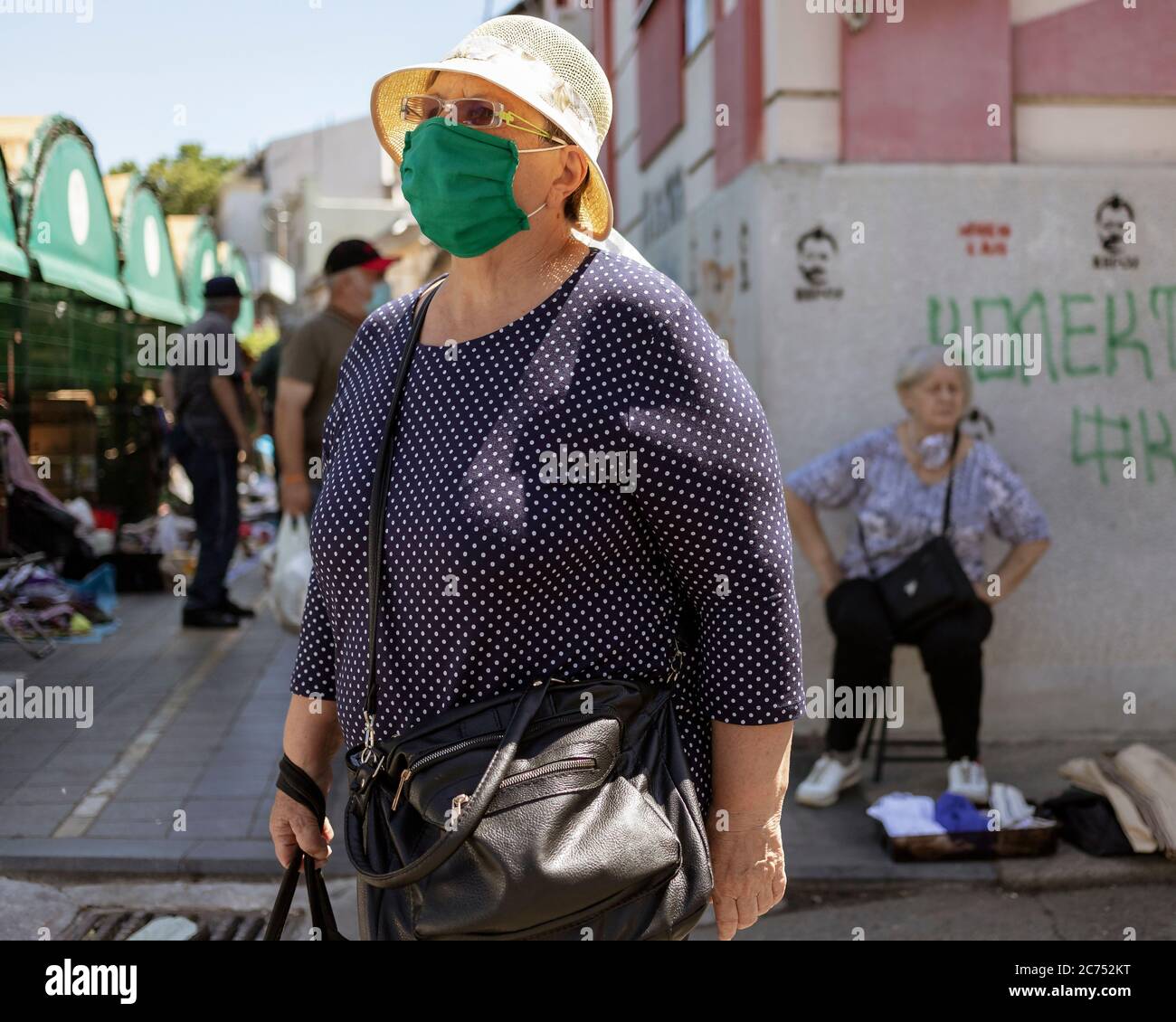 Belgrad, Serbien, 9. Juli 2019: Frau mit Gesichtsmaske als vorbeugende Maßnahme auf dem grünen Markt von Zemun Stockfoto