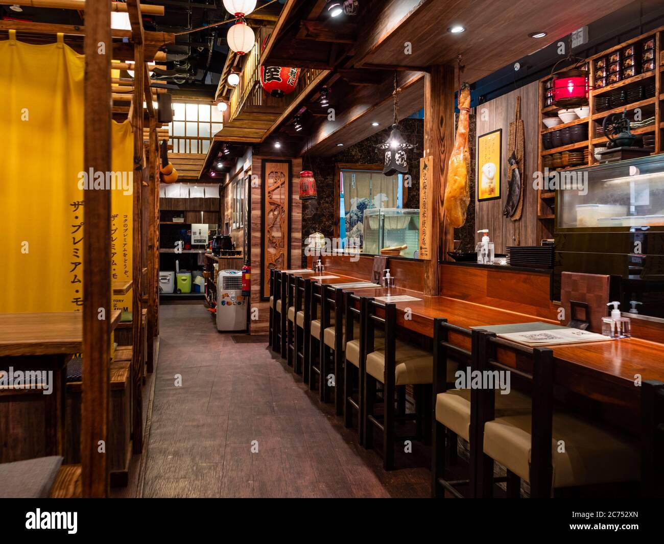 SINGAPUR – JULI 08 – Leere Tische ohne Kunden im japanischen Restaurant Public Izakaya in Tanjong Pagar, Singapur am Abend. Geschäft ha Stockfoto