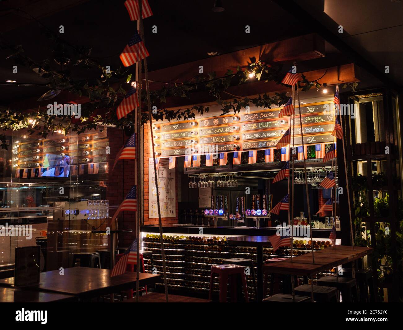 SINGAPUR – JULI 08 – Leere Tische ohne Kunden in Morganfields American Bar und Restaurant in der Orchard Road, Singapur am Abend. Unternehmen Stockfoto