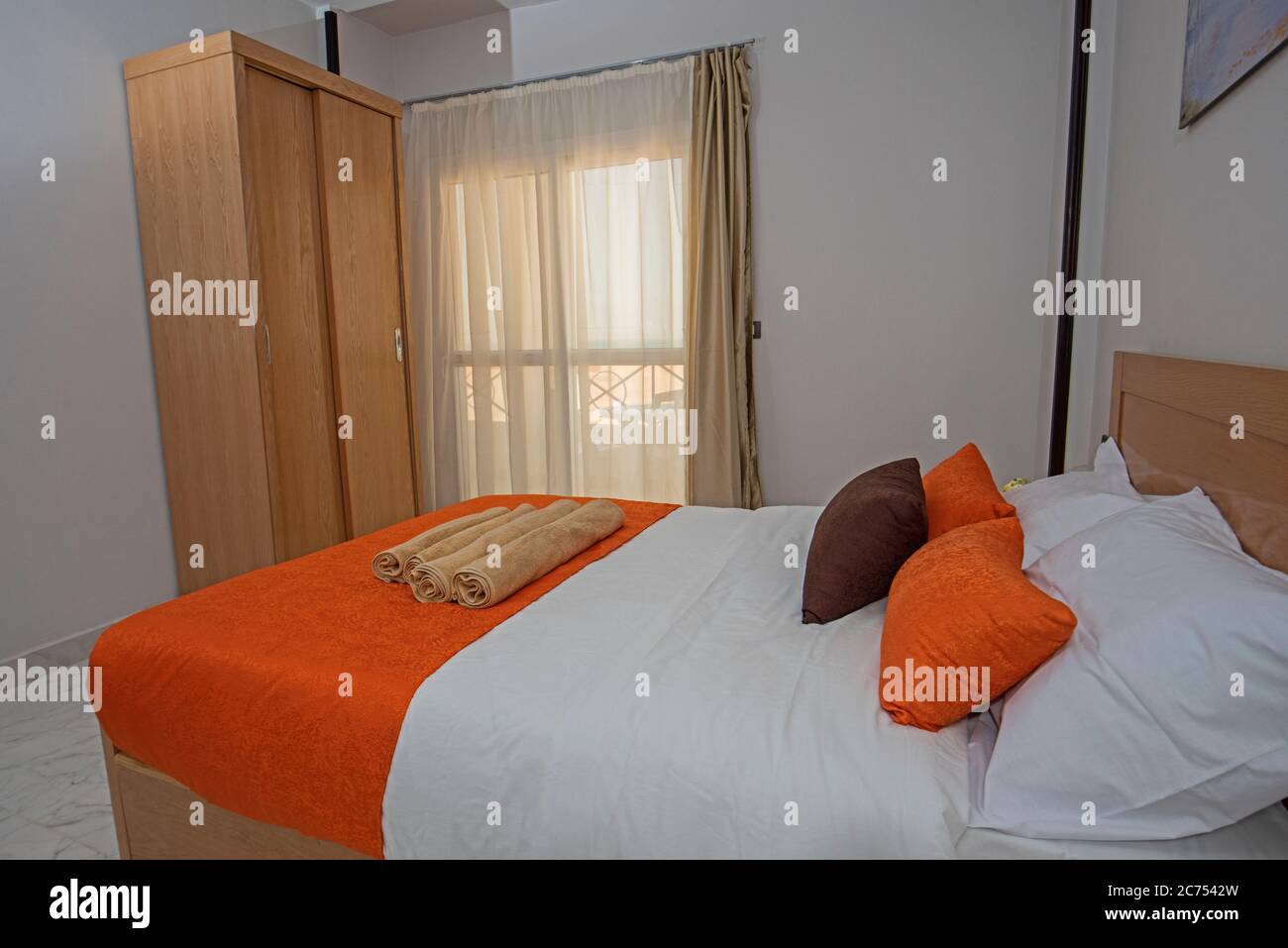 Interior Design Einrichtung Einrichtung von Luxus zeigen home Schlafzimmer mit Möbeln und Doppelbett mit Balkon Stockfoto