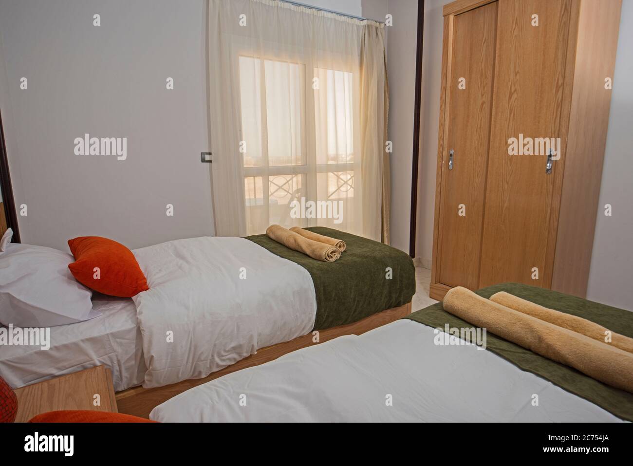 Interior Design Dekor Ausstattung Luxus zeigen nach Hause Schlafzimmer mit Möbeln und zwei Einzelbetten Stockfoto