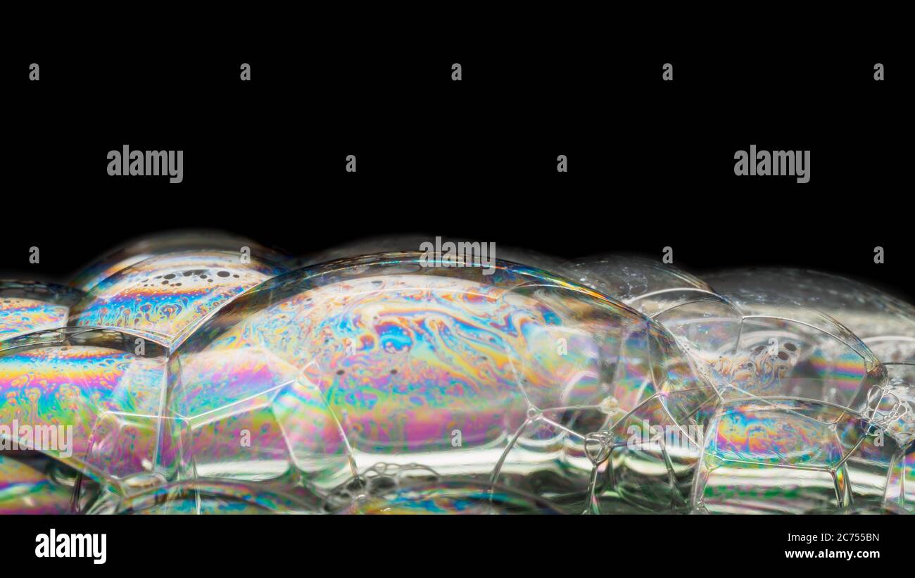 Coloful Seifenblasen auf schwarzem Hintergrund isoliert. Makroaufnahme für Design Stockfoto