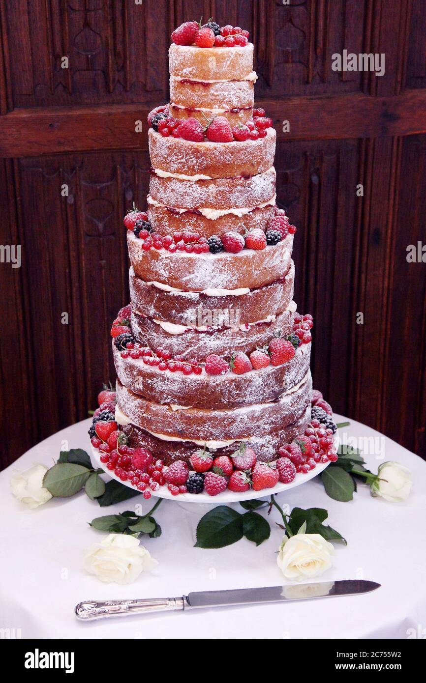 Abgestufte Victoria Biskuitschicht Hochzeitstorte mit Erdbeeren, Himbeeren, Brombeeren und Sahne Stockfoto