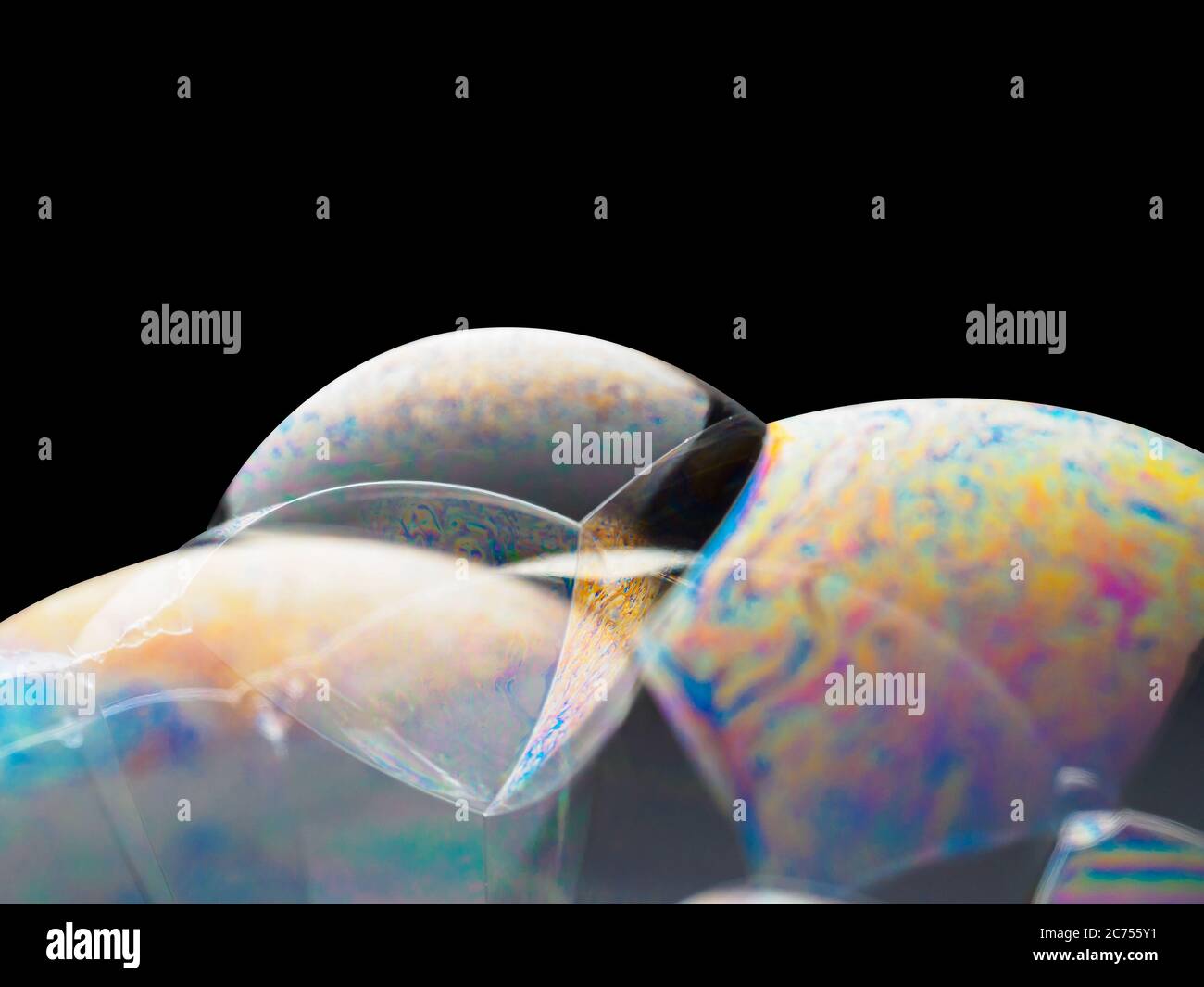 Coloful Seifenblasen auf balack Hintergrund isoliert mit Clipping-Pfad. Makroaufnahme für Design Stockfoto