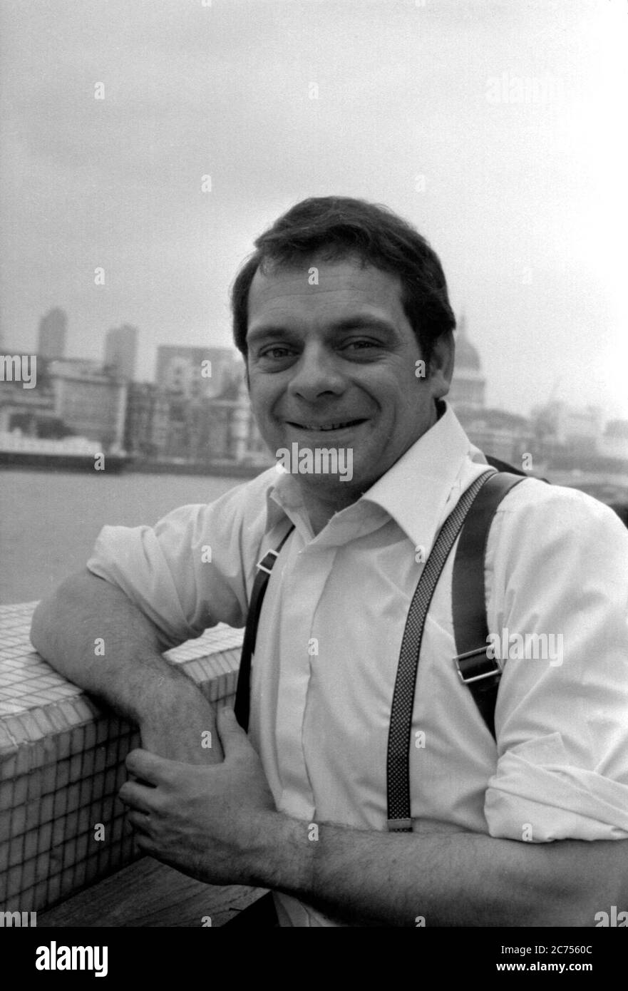 Schauspieler und Komiker David Jason, bekannt als Del Boy Trotter in Only Fools and Horses, posiert in London in den 1970er Jahren Stockfoto