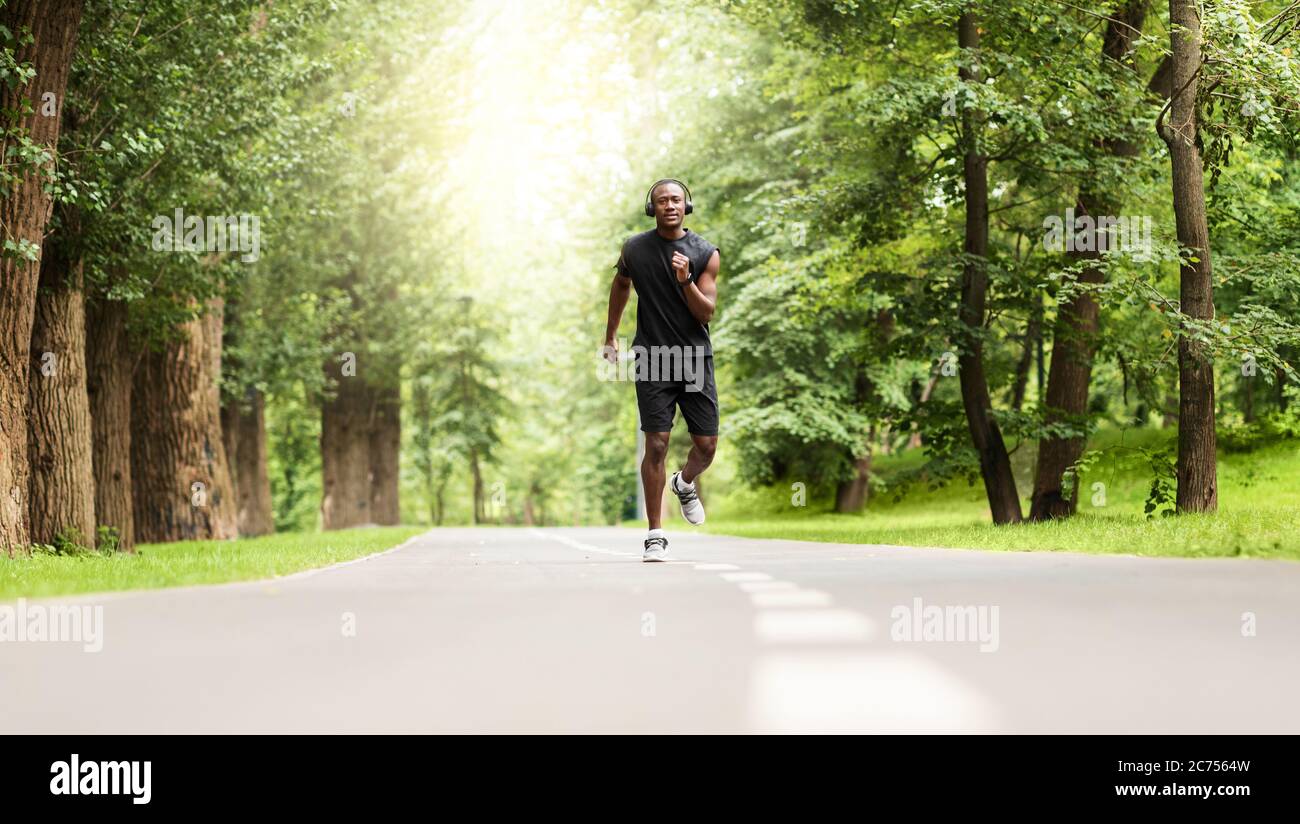 Motivierter afrikanischer Sportler beim Joggen im Stadtpark Stockfoto