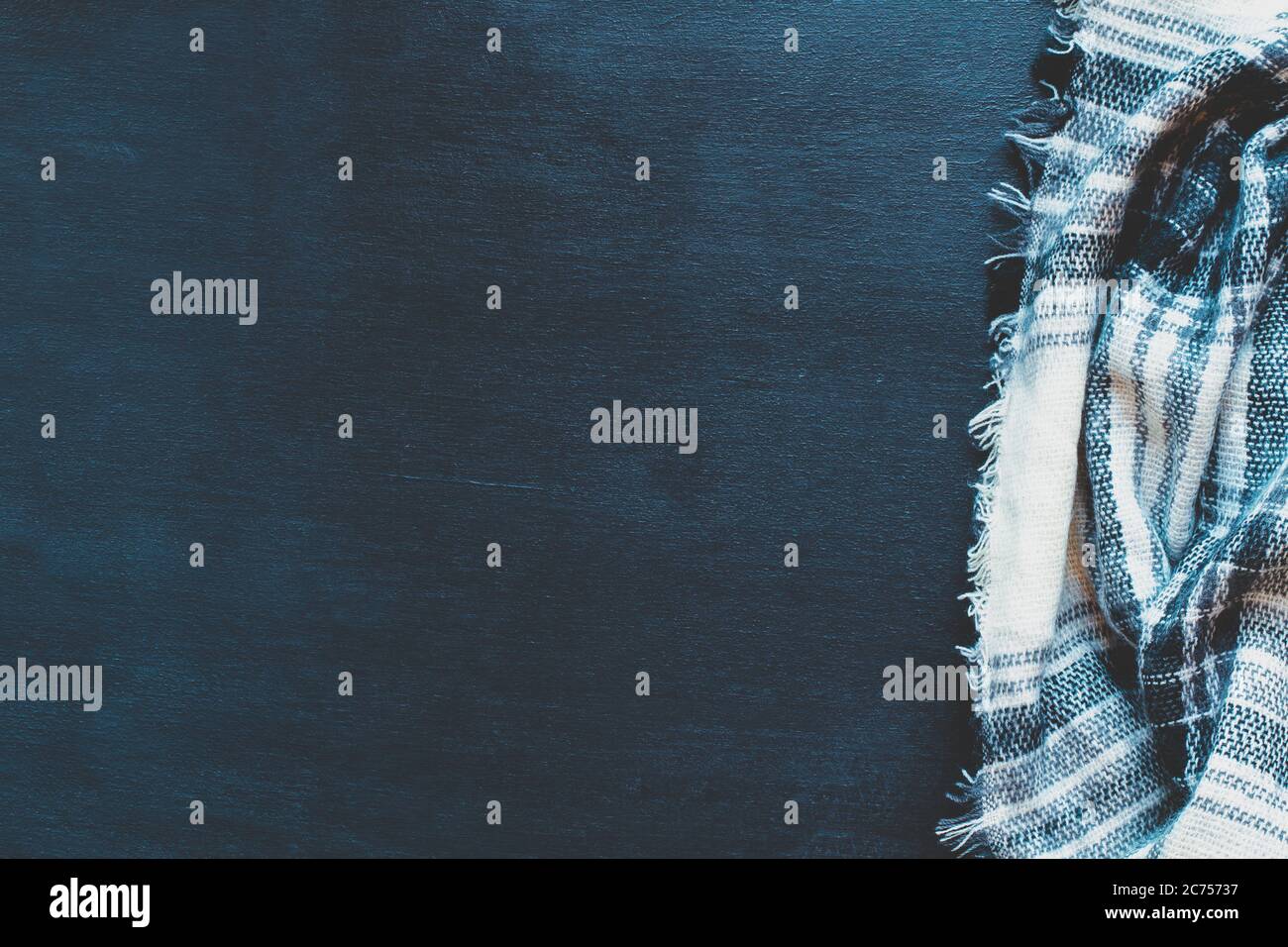 Warme Gewebe Schwarz, Weiß und Grau Decke über schwarzem Holz Hintergrund zerknittert. Von oben Draufsicht mit Platz für Text für Hintergrund gedreht. Stockfoto