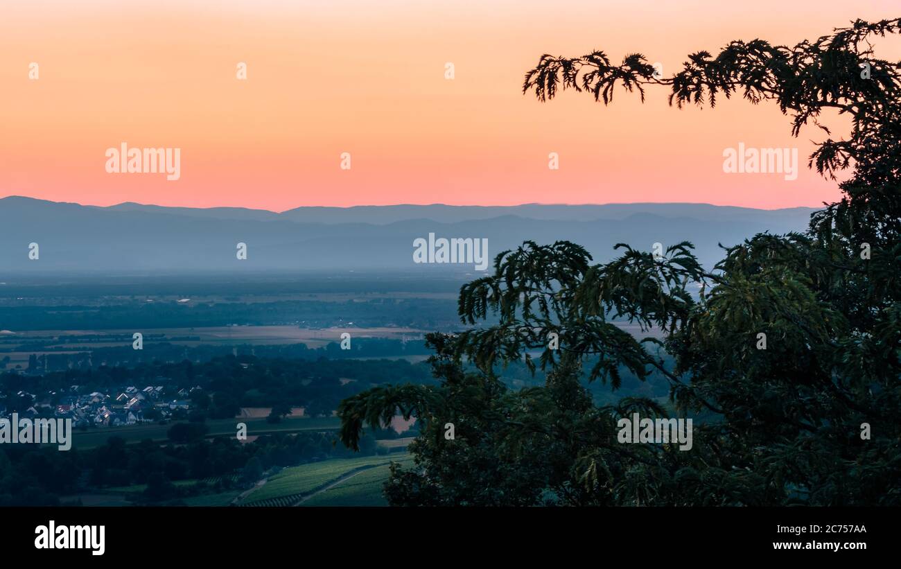 Schöner Sonnenuntergang über den Vogesen von Badenweiler aus im südlichen Schwarzwald bei Freiburg im Breisgau, Deutschland Badenweiler, Baden-Wu Stockfoto