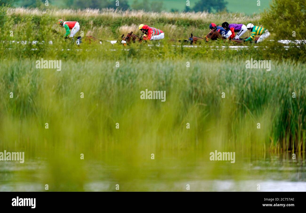 Läufer und Reiter kommen gerade den Rücken hinunter, während sie in der Sign Solutions Nottingham Handicap Chase auf der Southwell Racecourse antreten. Stockfoto