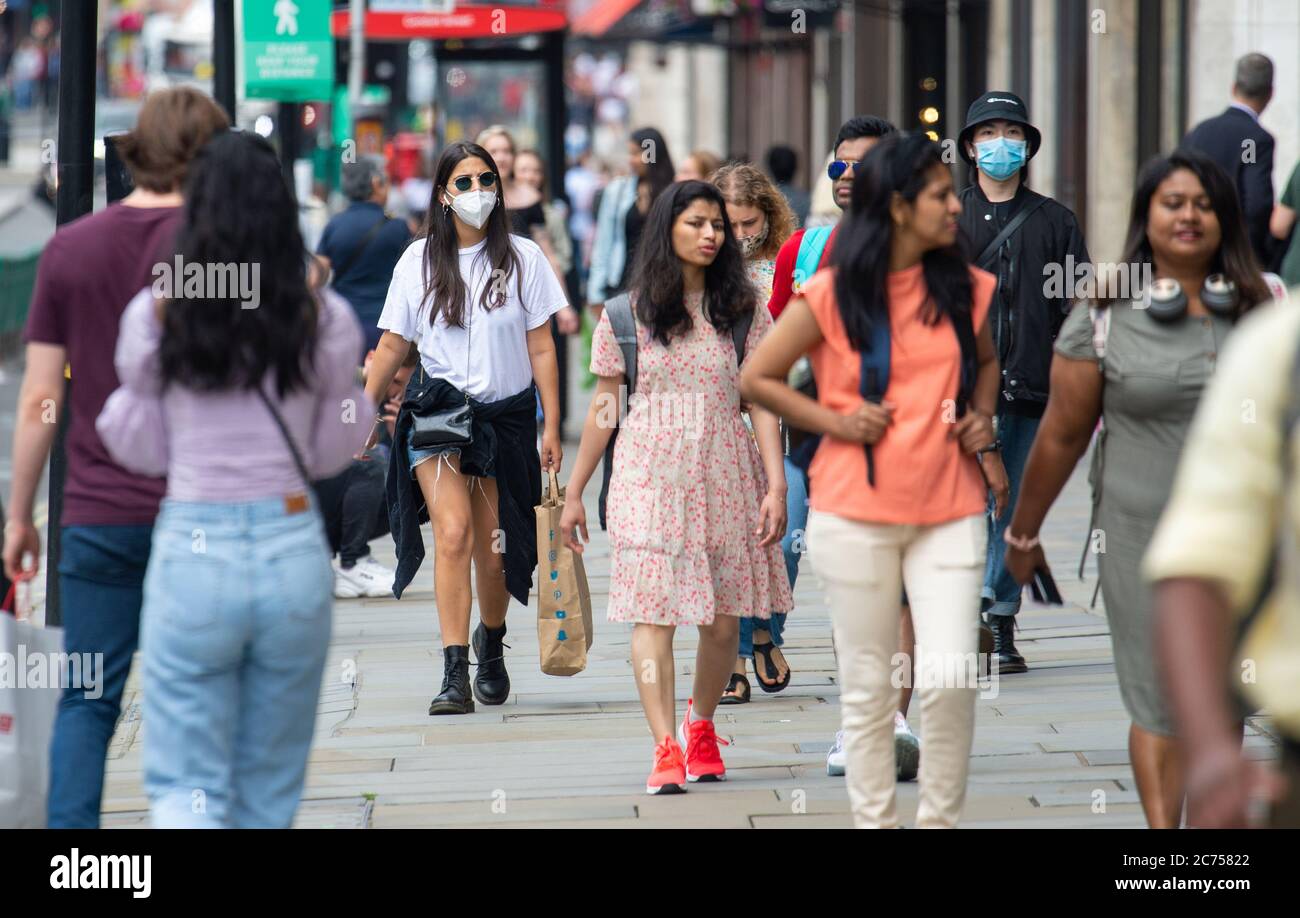 Einkäufer auf der Regent Street, London, vor der Ankündigung, dass es bald obligatorisch sein wird, eine Gesichtsbedeckung in Geschäften in England zu tragen. Stockfoto