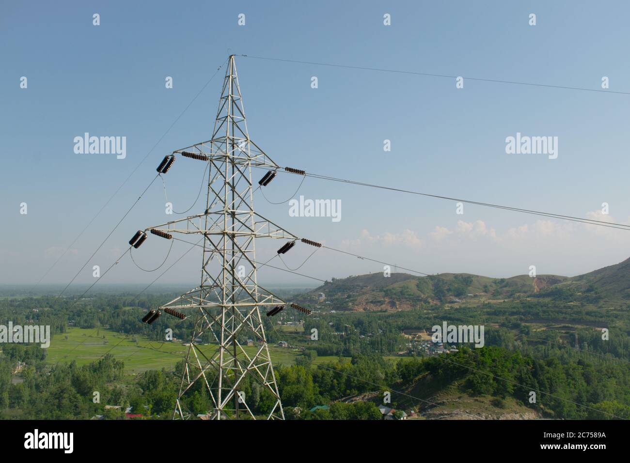 Sendeturm zur Stromversorgung abgelegener Waldgebiete Stockfoto
