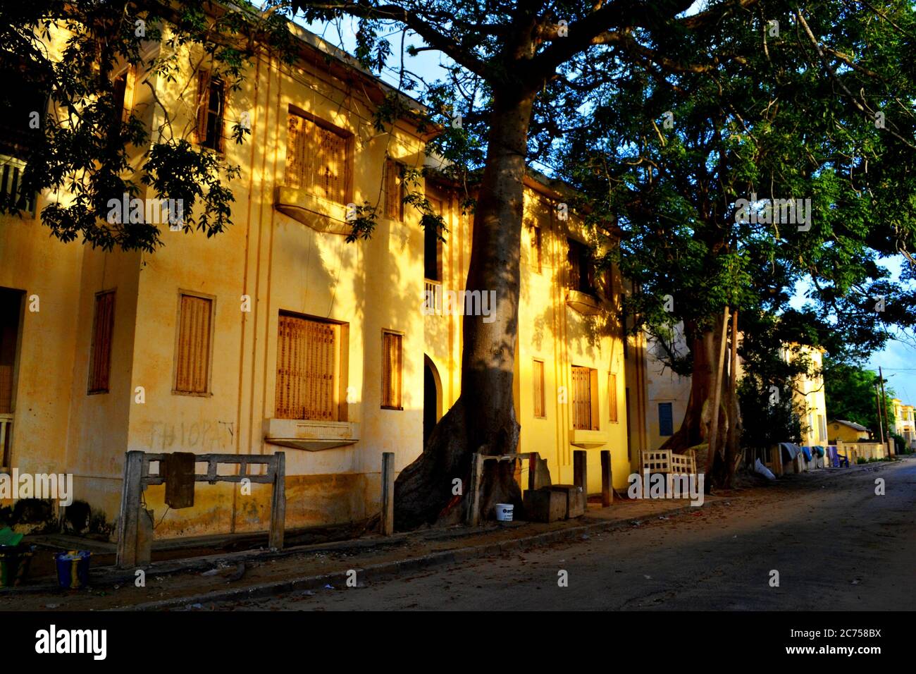 Traditionelle farbenfrohe Architektur in Saint-Louis, der ehemaligen Hauptstadt des Senegal Stockfoto