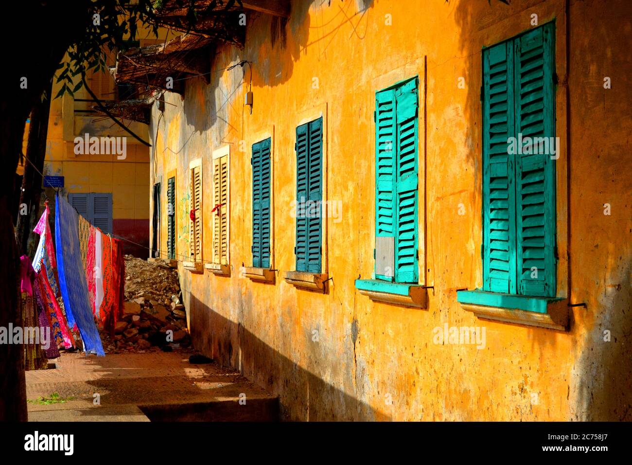 Traditionelle farbenfrohe Architektur in Saint-Louis, der ehemaligen Hauptstadt des Senegal Stockfoto