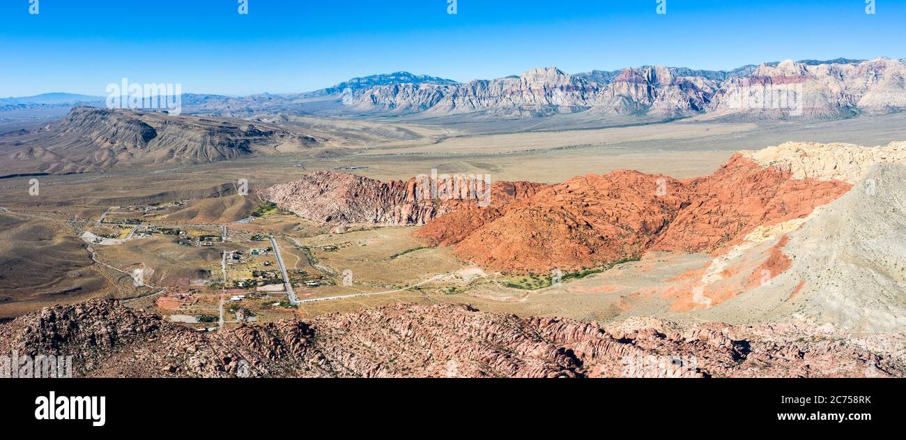 Eine wunderschöne Berglandschaft, die aus der Wüste rund um Las Vegas, Nevada, entspringt. Diese zerklüftete, trockene Region ist Teil der Mojave Wüste. Stockfoto