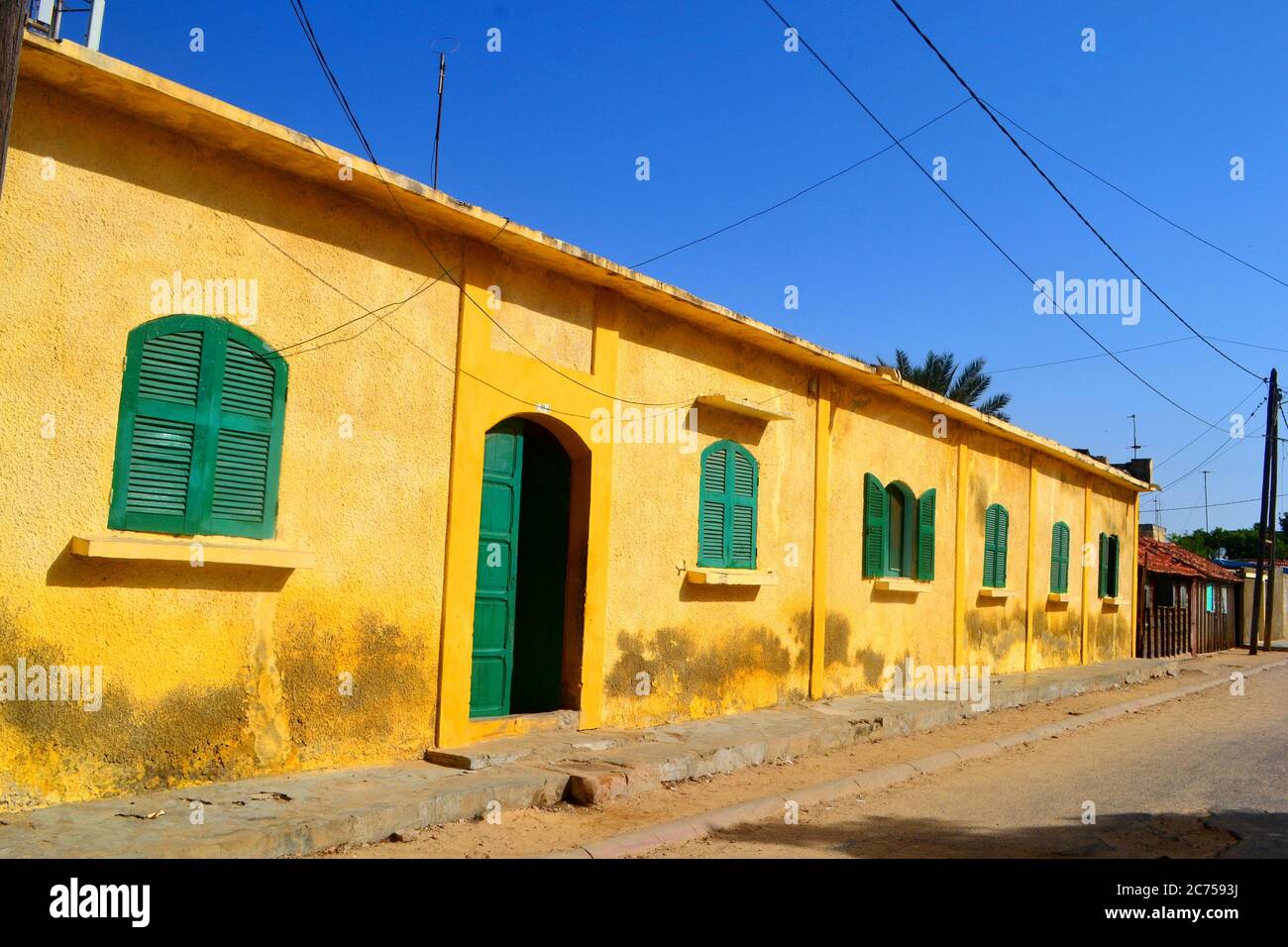 Traditionelle farbenfrohe Architektur in Saint-Louis, der ehemaligen Hauptstadt des Senegal Stockfoto