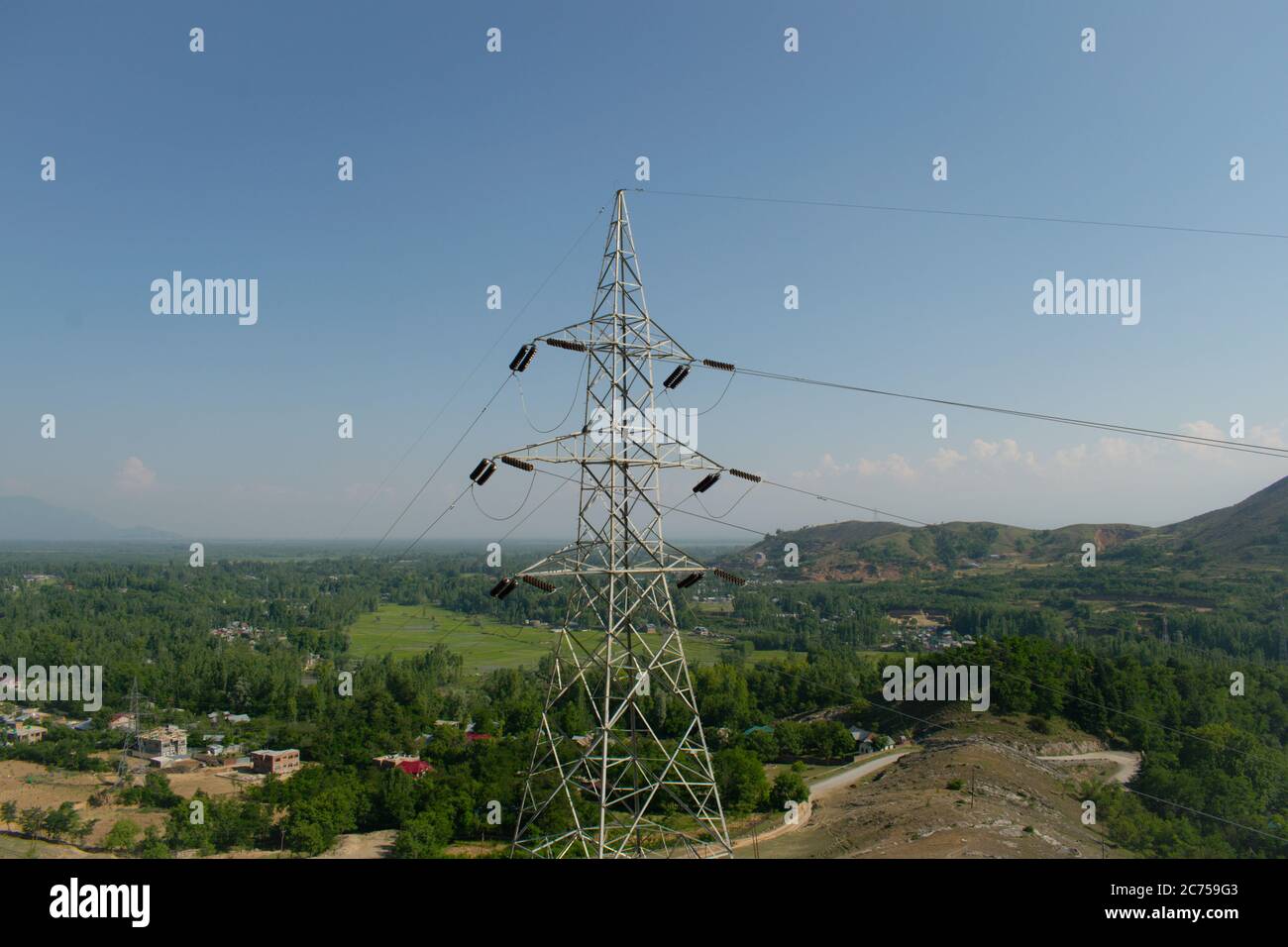 Sendeturm zur Stromversorgung abgelegener Waldgebiete Stockfoto