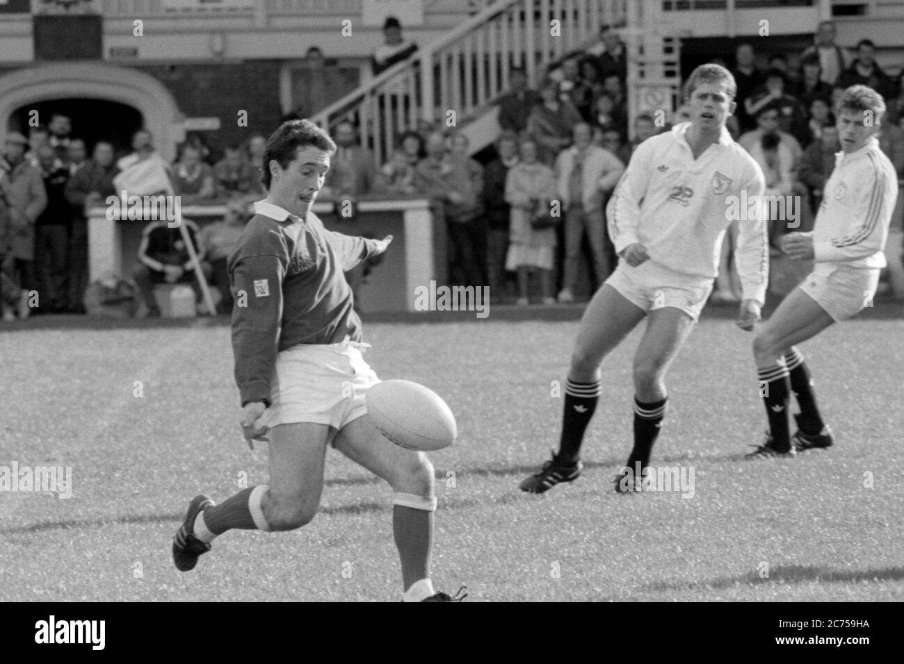Colin Stephen von Llanelli RFC macht am 14. Oktober 1989 einen Clearing-Kick gegen Swansea RFC im St. Helen's Rugby and Cricket Ground, Swansea. Stockfoto