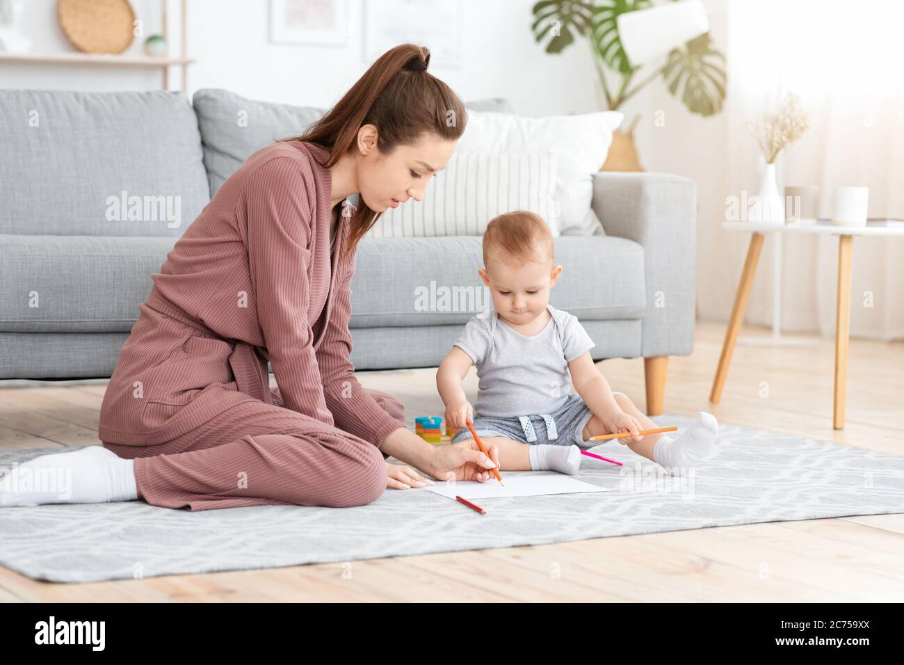 Home Aktivitäten Mit Babys. Mutter Und Sie Niedlich Kleinkind Baby Zeichnung Zusammen Stockfoto