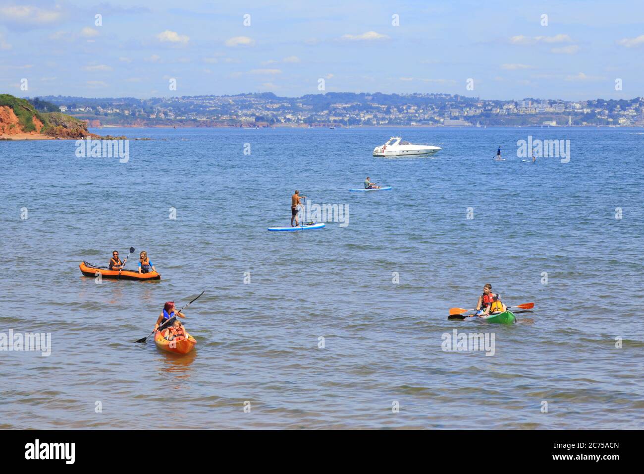 Menschen genießen Wassersport am Broadsands Beach, Devon Stockfoto