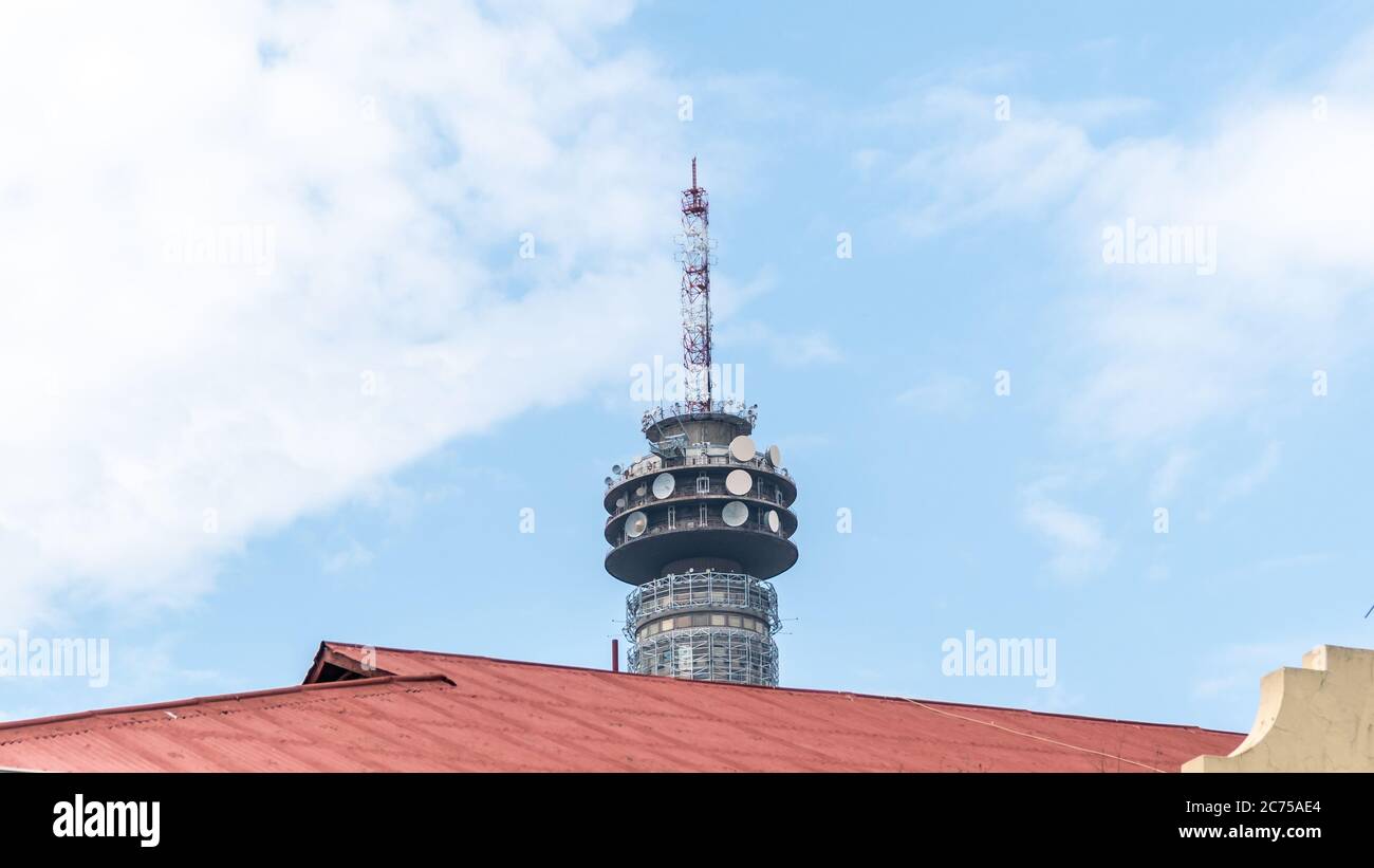 Johannesburg, Südafrika - Oktober 2019: Hillbrow TV Tower über der Innenstadt von Johannesburg in Südafrika Stockfoto