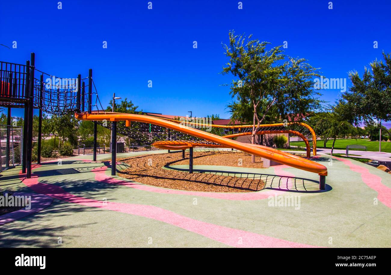 Kinder Orange Netting Kletterkurs im kostenlosen öffentlichen Park Stockfoto