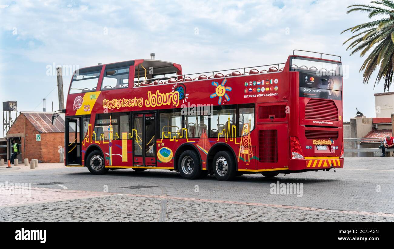 Johannesburg, Südafrika - Oktober 2019: Open top Sightseeing-Bus wartet auf Passagiere Stockfoto
