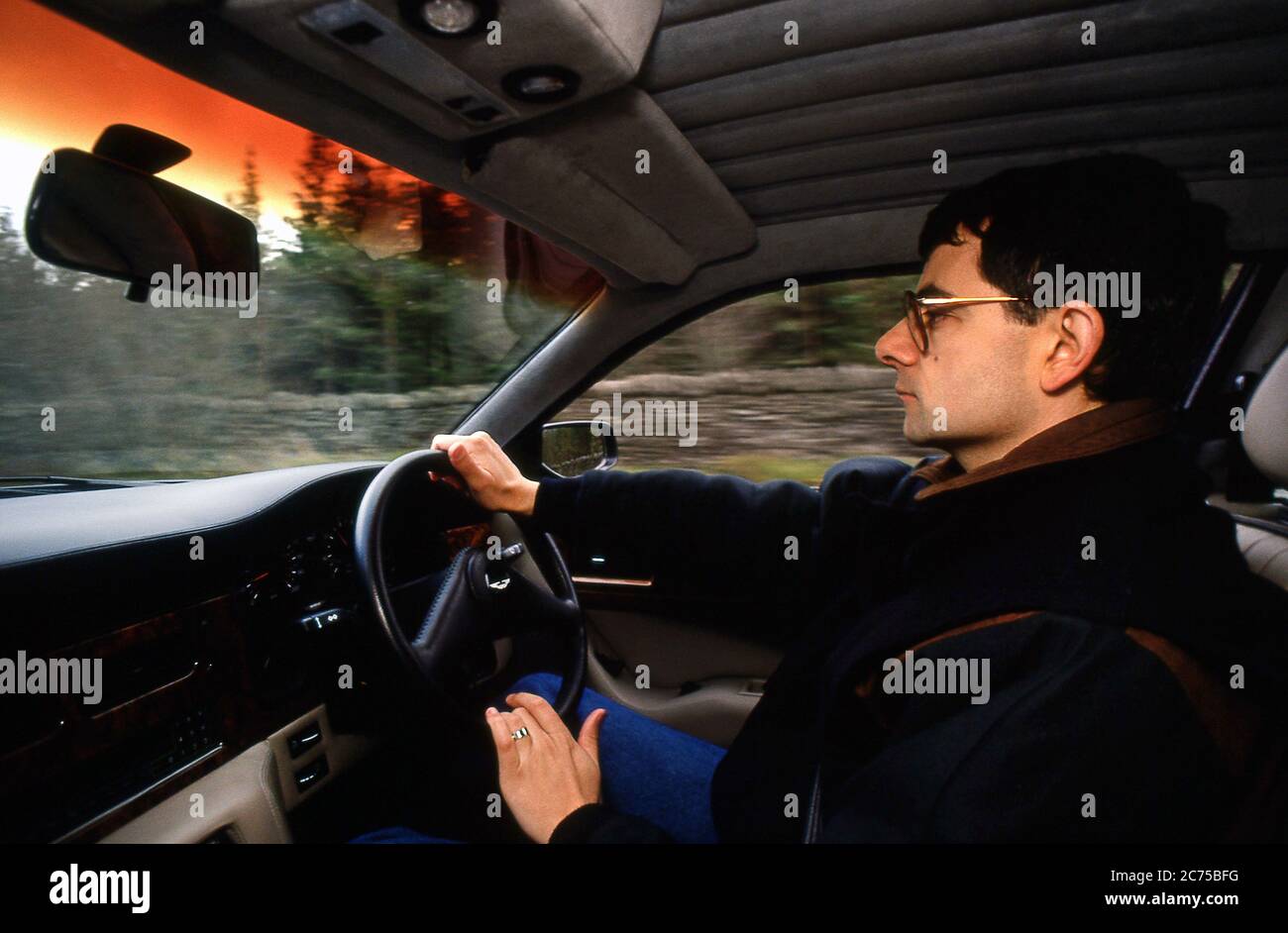 Rowan Atkinson fährt seinen 1989 Aston Martin Virage Stockfoto