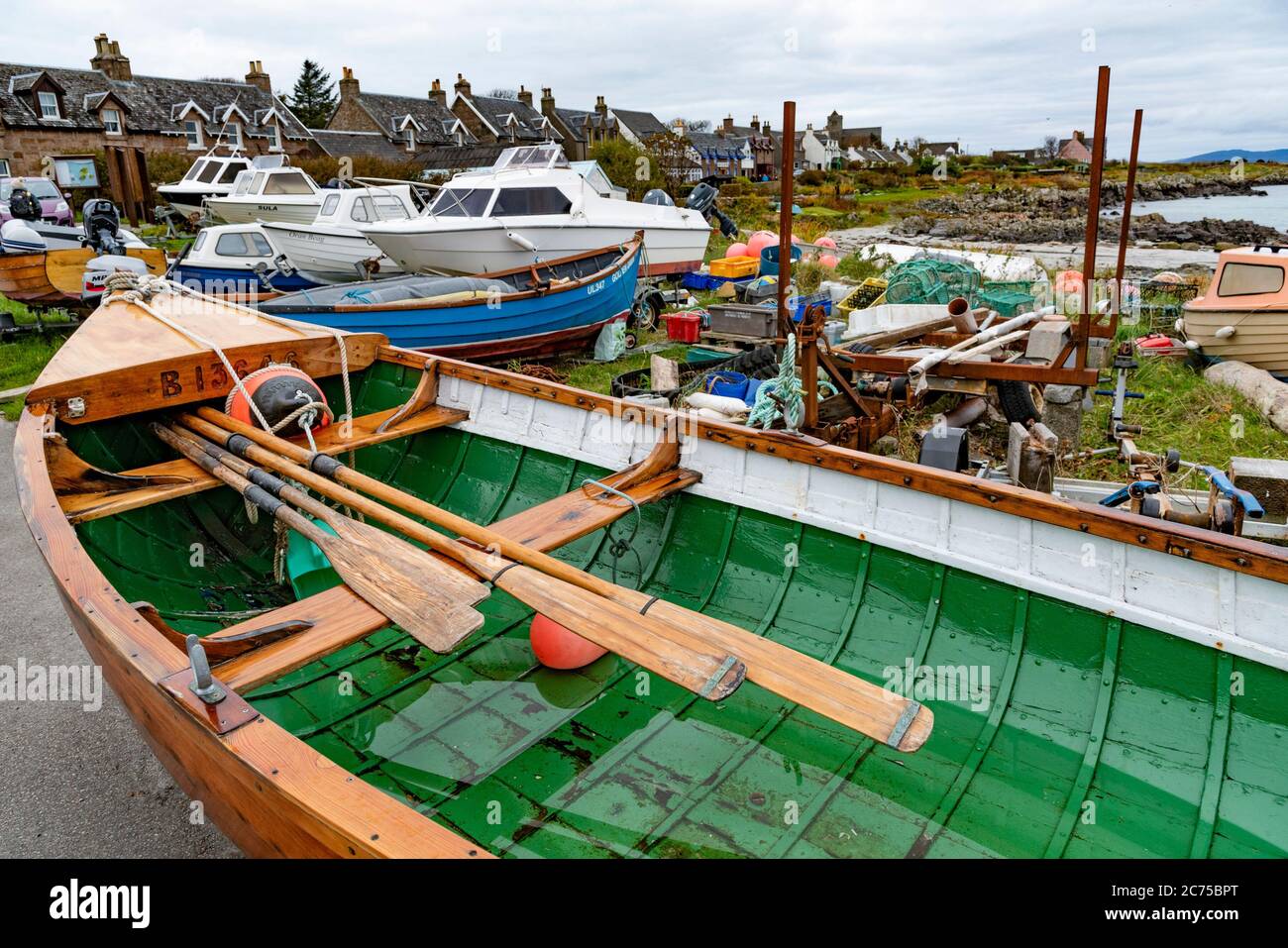 Boote in Baile More, Iona, Inner Hebrides vor dem Ross of Mull, Argyll and Bute, Schottland, Vereinigtes Königreich. Stockfoto