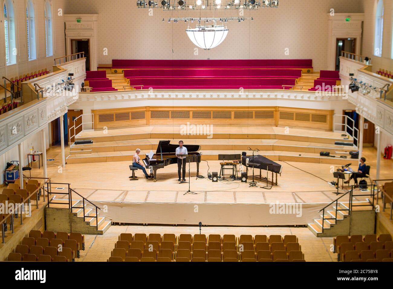 Der Bassbariton Michael Mofirian und die Pianistin Julia Lynch Proben im Vorfeld der ersten Reihe Lockdown Live at Glasgow City Halls von BBC Radio 3, bei der klassische Live-Musik nach der Covid-19-Sperre nach Schottland zurückkehrt. Stockfoto