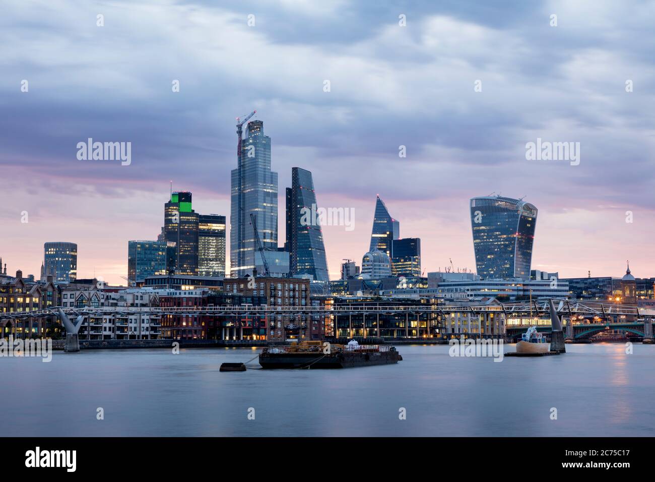 Am frühen Morgen in der Dämmerung über die Gebäude des Financial District, London, England, Großbritannien Stockfoto